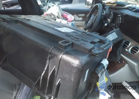 2018 Mercedes-Benz E 300 z USA, uszkodzony, nr VIN WDDZF4JB8JA434973